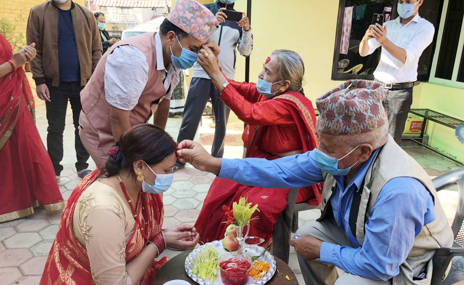 सांसद बस्नेत परिवारका आठजना कोरोना मुक्त, बल्ल लगाइयो दशैँको टीका