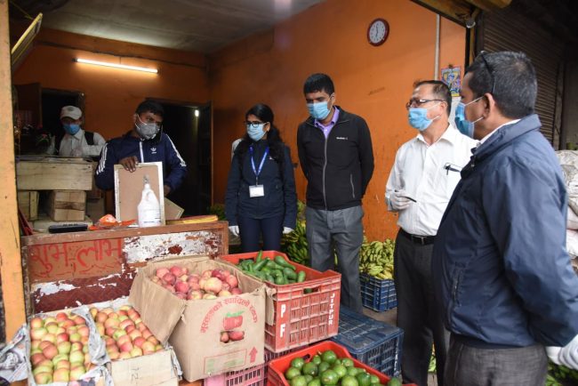 आफूखुशी मूल्य तोक्छन् फलफूल व्यवसायी