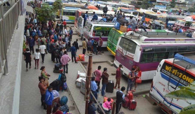 कोरोनाको चपेटामा दशैं, एक महिनामा ६ लाख २४ हजारले उपत्यका छोडे