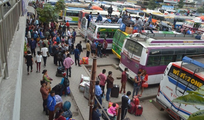 कोरोनाको चपेटामा दशैं, एक महिनामा ६ लाख २४ हजारले उपत्यका छोडे