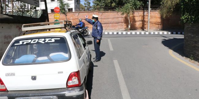 “रोक, हेर र जाउँ” लाई पालना गराउदैँ ट्राफिक प्रहरी