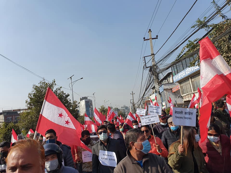 संसद विघटनका विरुद्ध सडकमा उत्रियो कांग्रेस, ७७ वटै जिल्लामा विराेध प्रदर्शन