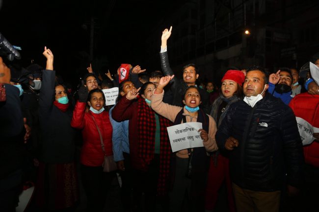 वरिष्ठ नेता पौडेललाई प्रहरीले नियन्त्रणमा लिएपछि माइतीघर मण्डलामा प्रदर्शन