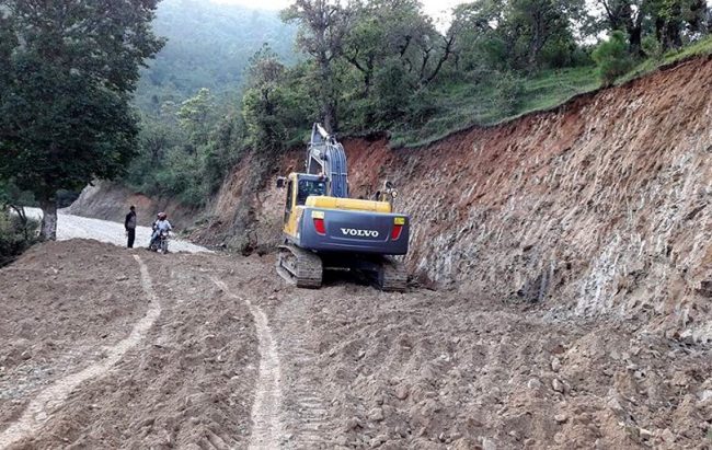 उच्चस्तरीय टोलीद्वारा विवादित मध्यपहाडी लोकमार्ग अनुगमन