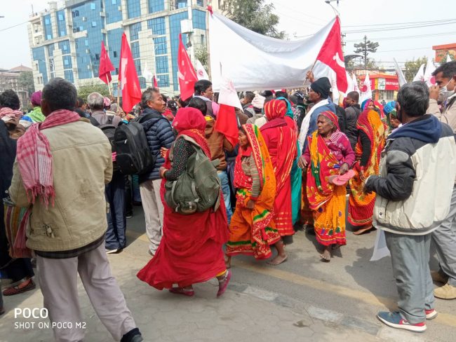 नेकपा  (प्रचण्ड–नेपाल) समूहको आमसभामा सर्वसाधारण खाली खुट्टा सडकमा