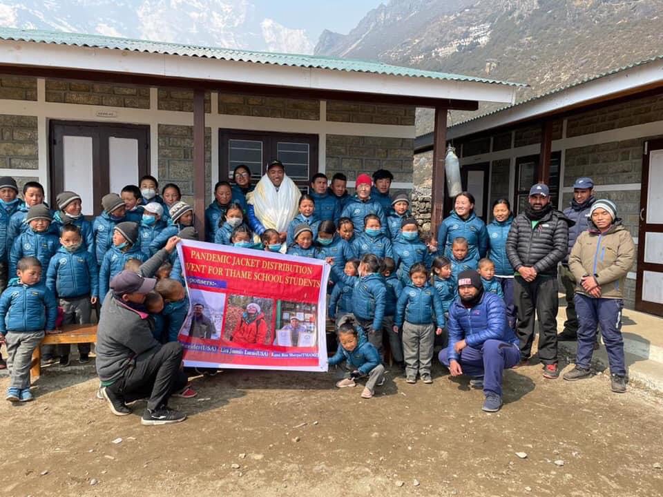 आरोही कामिरिताद्वारा विद्यार्थीहरुलाई ज्याकेट वितरण