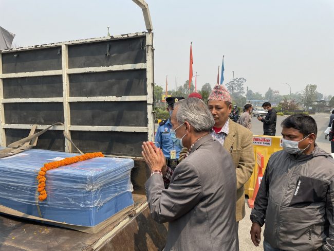 विदेशबाट एकैपटक १७ शव आइपुग्यो नेपाल, पूर्वप्रधानमन्त्री डा.भट्टराई पुगे विमानस्थल