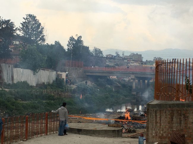 पशुपति आर्यघाट : ‘त्यो किनारमा जल्दै गरेको मेरो आमाको चिता हो’