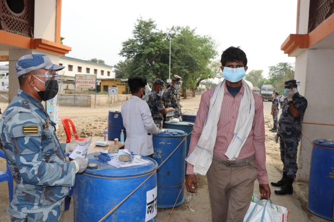 सीमा नाकामै मास्क र स्यानिटाइजरले स्वागत