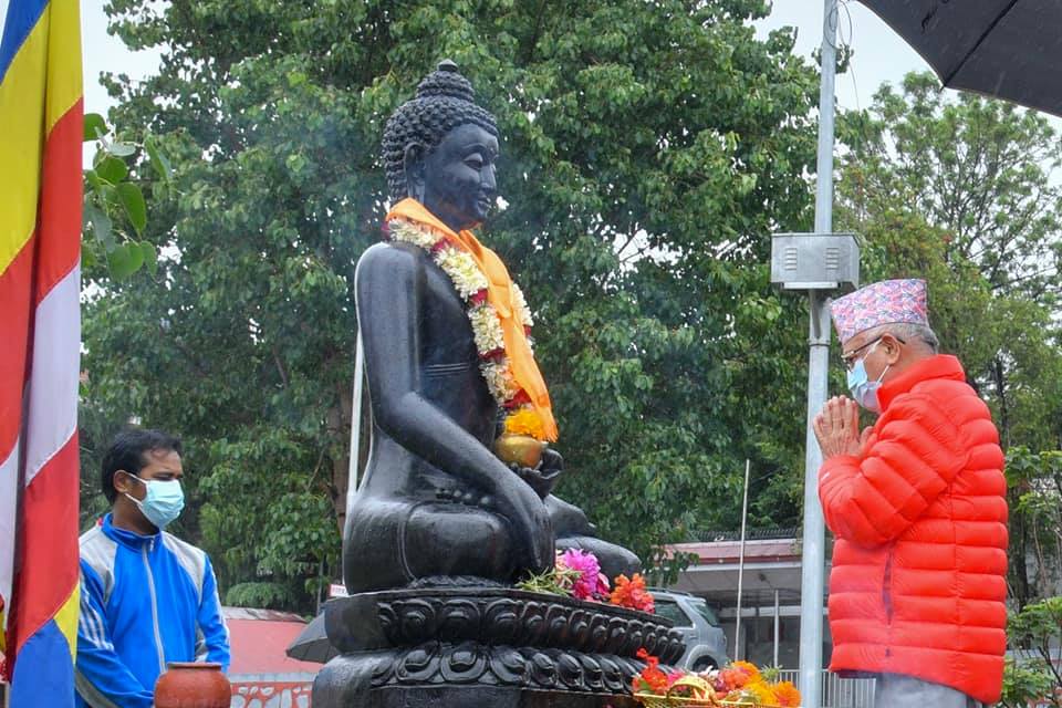 प्रधानमन्त्री केपी शर्मा ओलीद्वारा बुद्धको प्रतिमामा माल्याअपर्ण