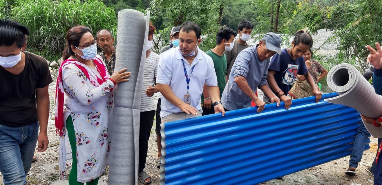 लोकगीत प्रतिष्ठानद्वारा बाढीपीडितलाई टिन हस्तान्तरण