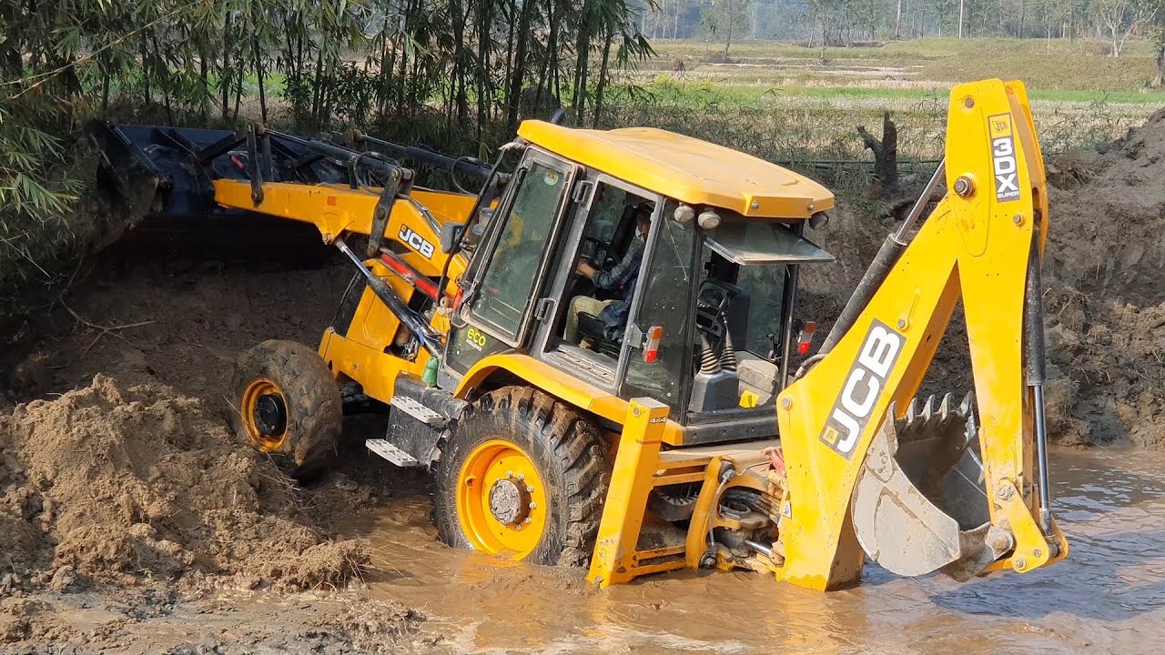 मस्र्याङ्दीमा जेसिबी फस्यो, अपरेटरको सकुशल उद्धार