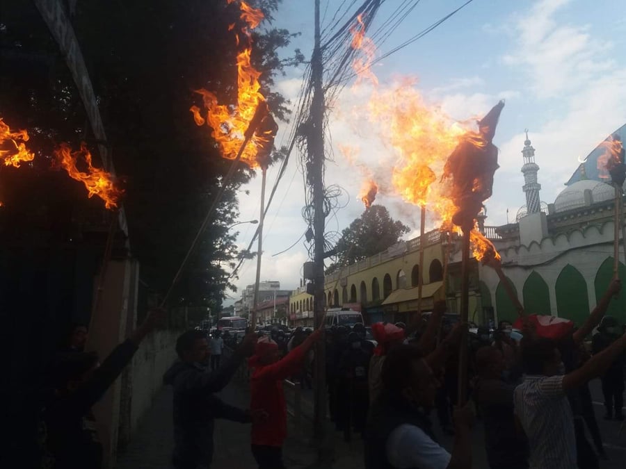 प्रधानमन्त्री ओलीको पुत्ला दहन