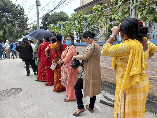 काठमाडौंमा जोन्सन एण्ड जोन्सन खोप लगाउनेहरुको भीड