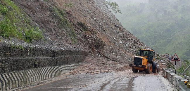 मध्यपहाडी लोकमार्गको पर्वत-बागलुङ खण्ड ६ दिनदेखि अवरुद्ध