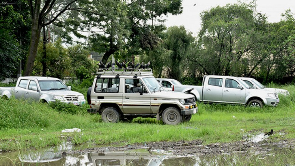 लामो समयदेखि लिलाम नहुँदा करोडौँ मूल्यका सवारी साधन कबाड बन्दै