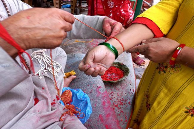 काेराेना कहरकाबीच  नव यज्ञोपवीत र रक्षा बन्धन धारण गर्दै हिन्दु धर्मालम्बी   (फाेटाेफिचर)