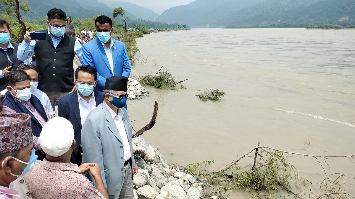 सप्तकोसीको कटानले चार हजार परिवार उच्च जोखिममा, निरीक्षण गरेर फर्किए गृहमन्त्री