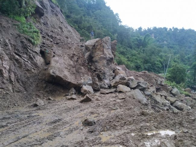 पहिरोले मध्यपहाडी लोकमार्ग अवरुद्ध