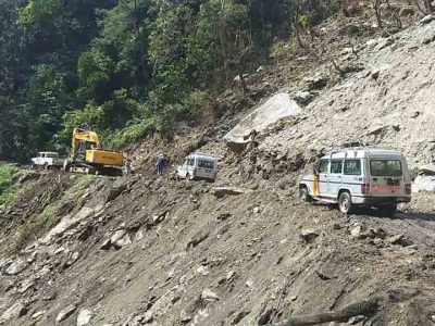 काभ्रेभिरमा पहिरो खस्दा बेँसीसहर–चामे सडक अवरुद्ध