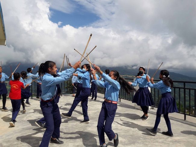 स्थानीय पाठ्यक्रममा रम्दै छात्र\छात्रा