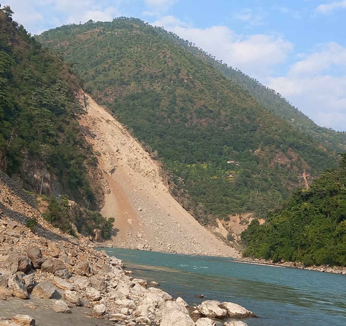 मानेभन्ज्याङमा सुख्खा पहिरोः बस्ती जोखिममा, दूधकोसी थुनिँदै