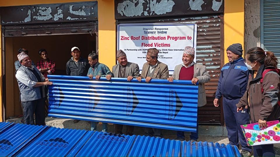 बाढी प्रभावित ४० परिवारलाई जस्तापाता सहयोग