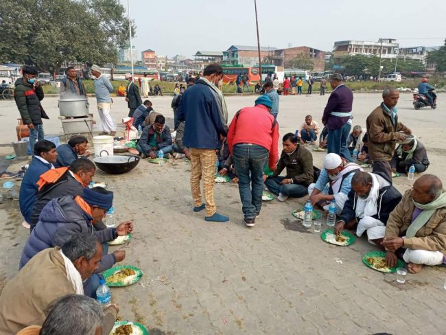 एमाले महाधिवेशनमा सहभागी हुन आएकाले सडकमै खाना बनाएर खाए (फोटो फिचर)