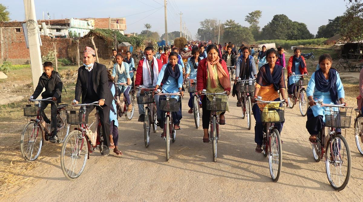 बाँकेको नरैनापुरमा छात्रालाई निःशुल्क साइकल