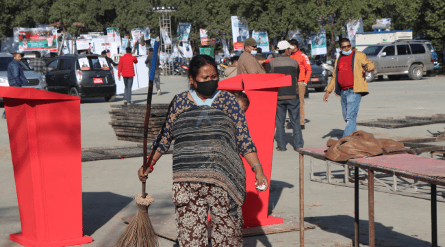 कांग्रेस महाधिवेशनः पिठ्युँमा दुधे बालक बोकेर पैसा कमाउन आएकी रुमा