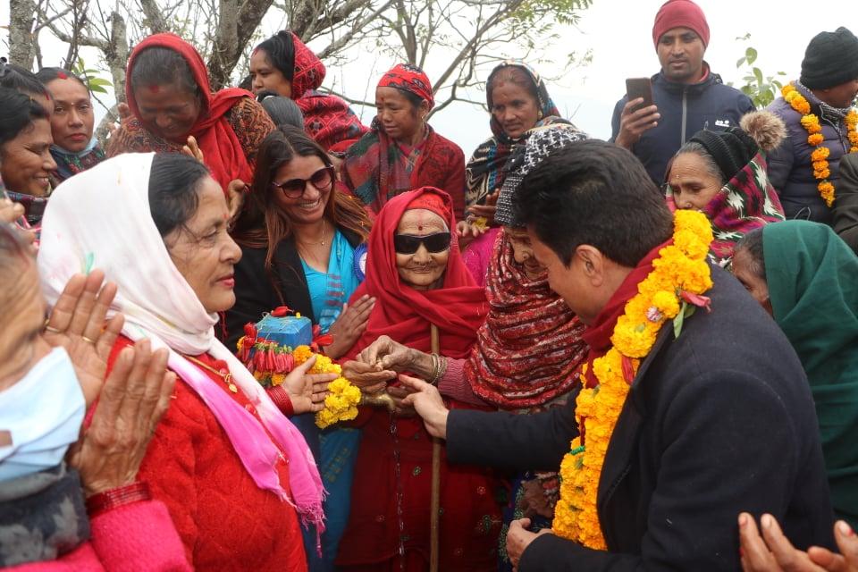 घरकै धारा पानी आउँदा स्थानीय महिला खुसी