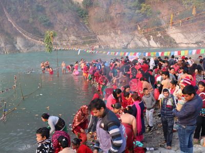 देवघाटमा स्नान गर्न घुइँचो : गैँडाकोटबाट निःशुल्क डुङ्गाको व्यवस्था