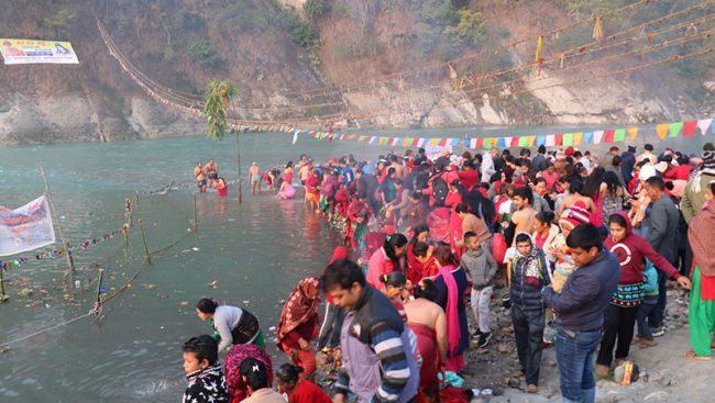 देवघाटमा स्नान गर्न घुइँचो : गैँडाकोटबाट निःशुल्क डुङ्गाको व्यवस्था