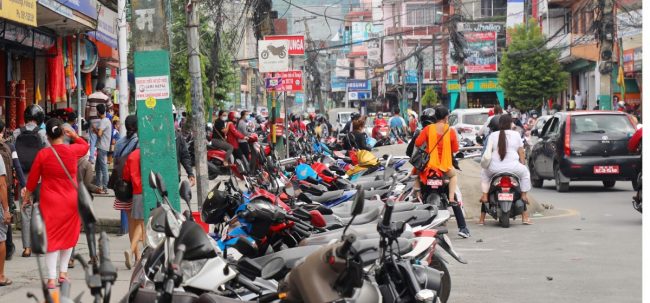 पोखरामा अझै गुडिरहेका छन् बीस वर्ष पुराना सवारीसाधन