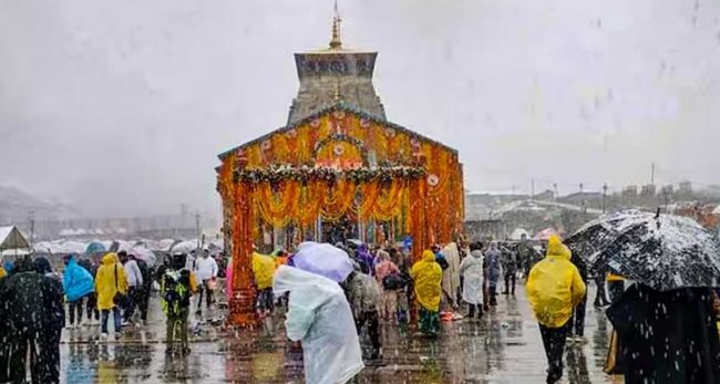 भारी हिमपात र वर्षाका कारण चारधाम हिँडेका तीर्थयात्री श्रीनगरमा रोकिए