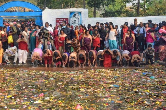 मातातीर्थमा दर्शनार्थीको घुइँचो (फोटो फिचर)