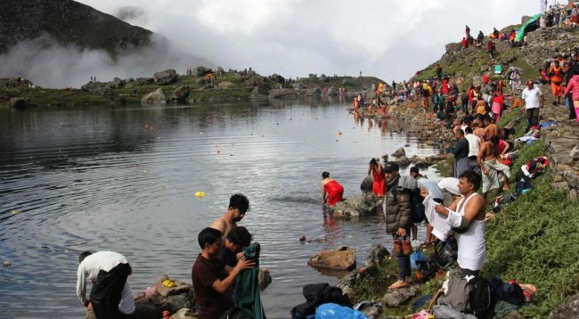 गोसाइँकुण्डमा विशेष मेला सुरु