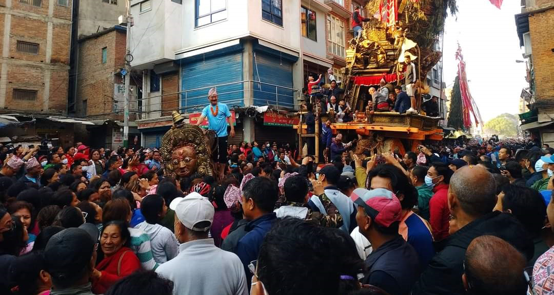 महिलाले ताने रातो मच्छिन्द्रनाथको रथ