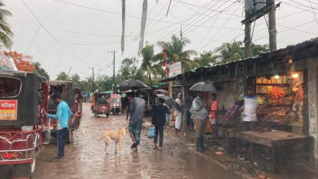 बंगलादेश र म्यानमारको तटीय क्षेत्रमा आइपुग्यो ‘मोका’ चक्रवात, तस्विरमा हेर्नुहोस्…