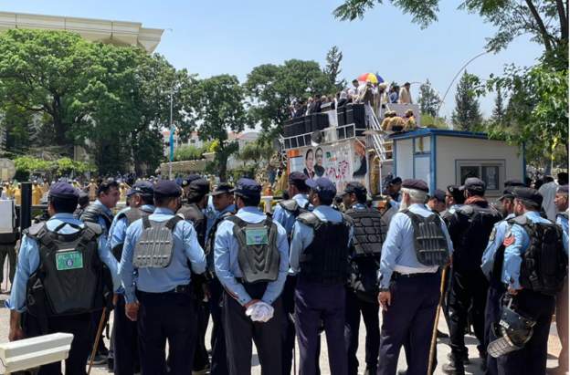 पाकिस्तानमा सर्वोच्च अदालत विरुद्ध विरोध प्रदर्शन, सत्ताधारी पीडीएमले रेड जोन तोड्यो