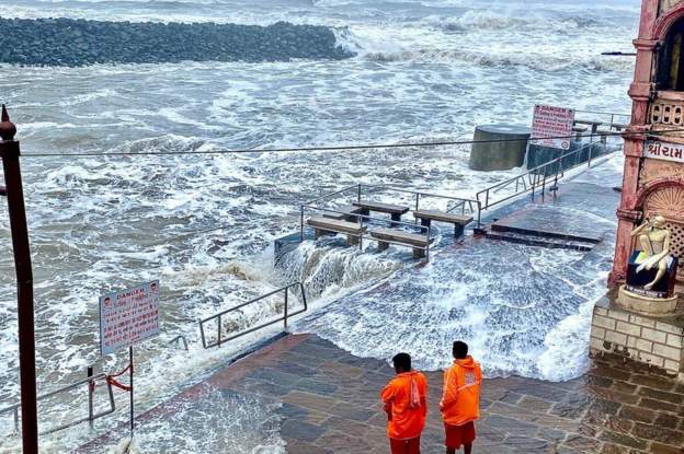 विपरजोय तुफानबाट बचाउन भारत र पाकिस्तानमा हजारौंलाई सुरक्षित स्थानमा सारियो