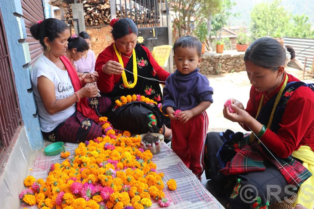 ग्रामीण महिलाहरु आयमूलक कार्यमा संलग्न, आत्मनिर्भर बन्दै