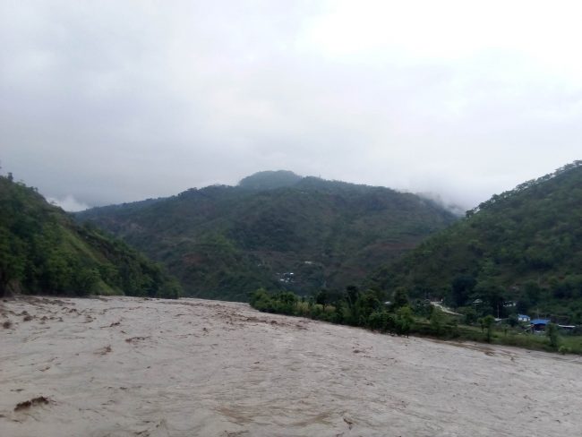 बाढीपहिरोले सात लघुजलविद्युत् गृह बगाएपछि अन्धकारमा बस्न बाध्य