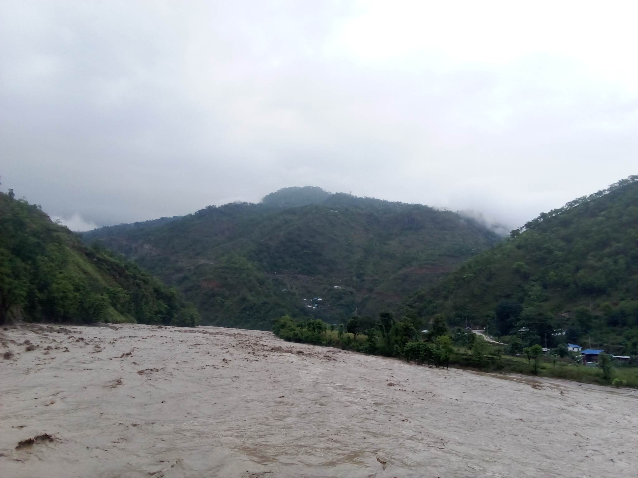 बाढीपहिरोले सात लघुजलविद्युत् गृह बगाएपछि अन्धकारमा बस्न बाध्य