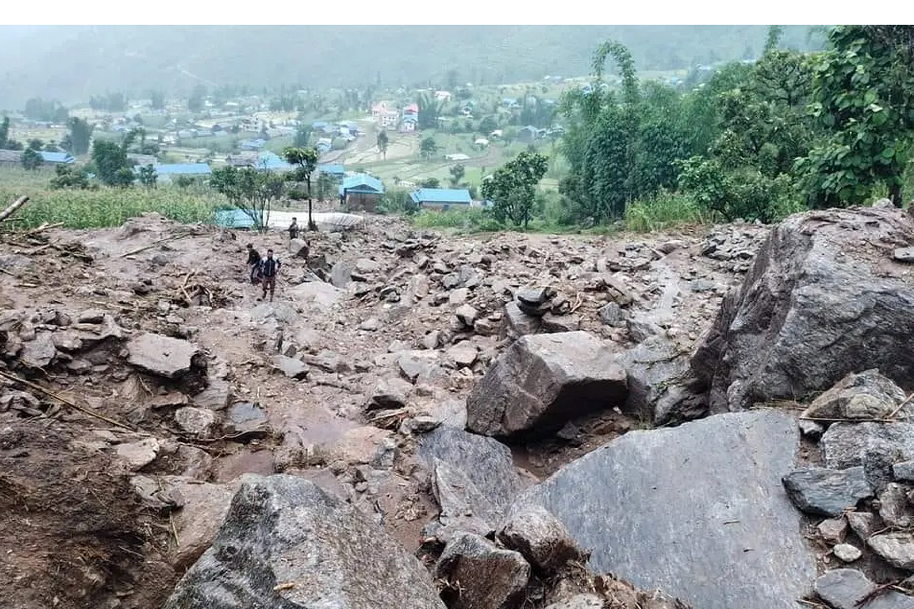 ओखलढुंगामा पहिरो: एकै घरका तीन जनाको मृत्यु, १ जना बेपत्ता