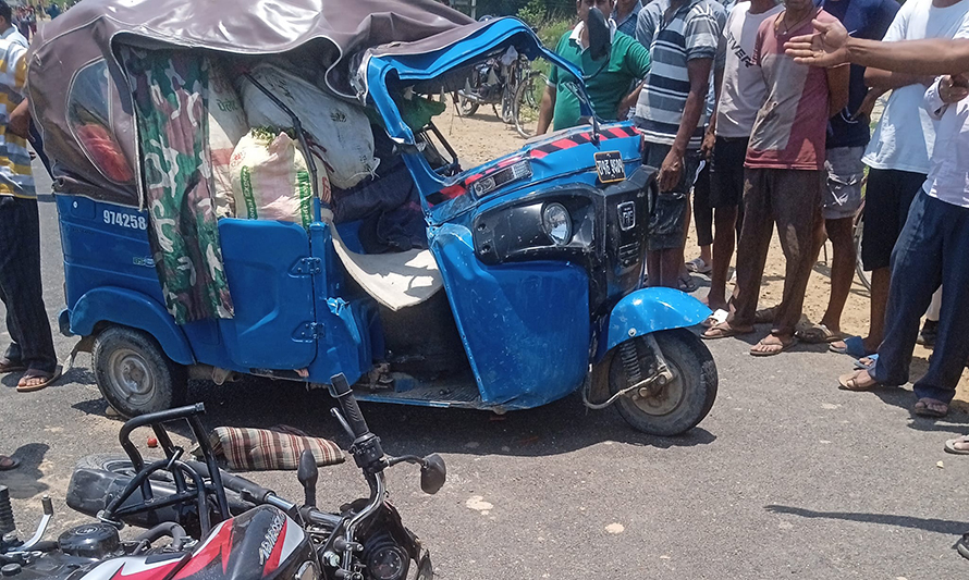 मोटरसाइकल र अटो ठोक्किँदा एकको मृत्यु, तीन जना घाइते