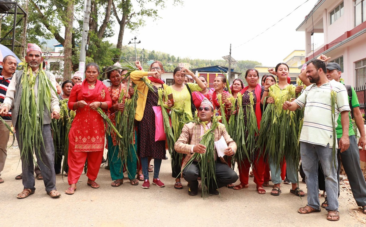 बाँदर नियन्त्रण गर्ने माग राख्दै संसद् भवन अगाडि प्रदर्शन