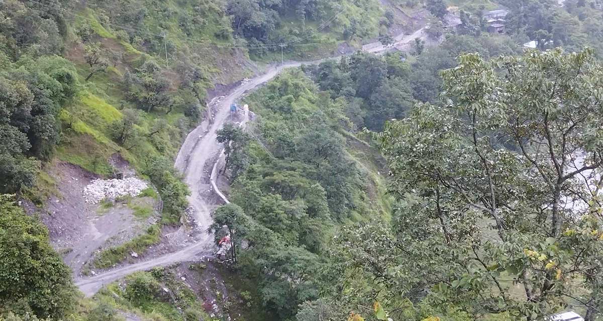 बाढीपहिरोका कारण म्याग्दीका ग्रामीण सडक अवरुद्ध, यात्रु मर्कामा