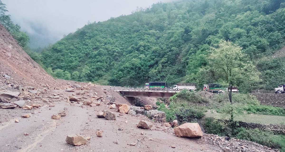 अविरल वर्षाका कारण सिद्धार्थ राजमार्ग अवरुद्ध