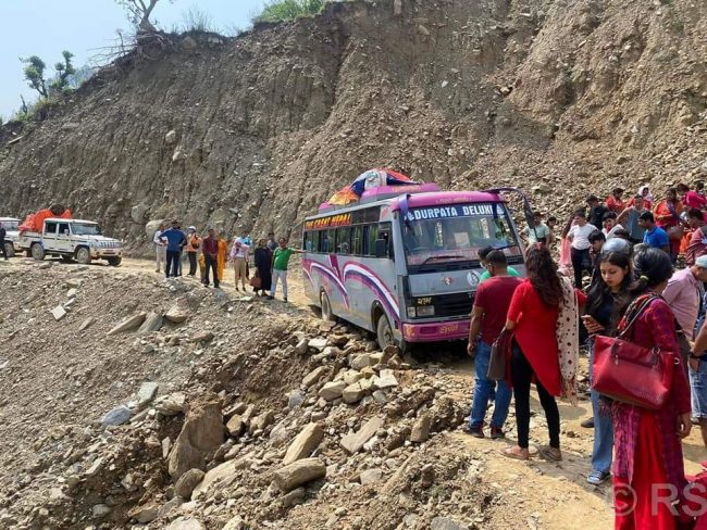 सधैँ सताइरहने भकुण्डे दब्लाङको पहिरो, विकल्प नहुँदा जोखिम मोलेर यात्रा गर्न बाध्य